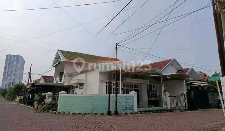 RUMAH HOOK PEKARANGAN LUAS NIRWANA EKSEKUTIF. DEKAT MERR