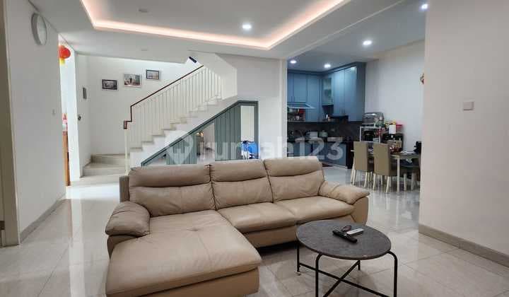 Dijual Rumah di Grand Pakuwon. Semi Furnished. Dekat Margomulyo