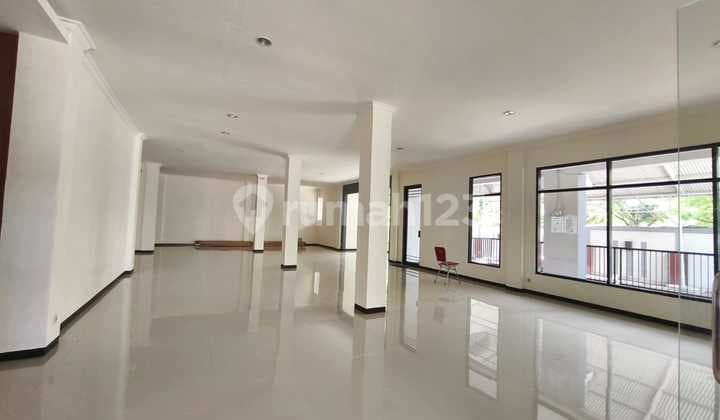 Di Sewaka Gedung Perkantoran Daerah Darmo