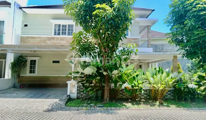 For Sale: Royal Residence American Style House, 4 Bedrooms, 2 Floors, Semifurnished, Wiyung