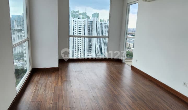 Apartemen 2br Di SpringHill Royale Suites