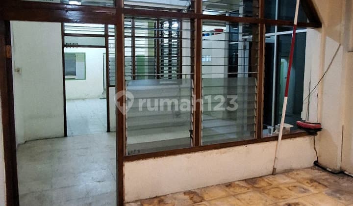 Rumah Nyaman dan Strategis di Jl C Karang Anyar Jakarta Pusat