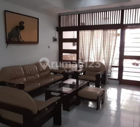 For Sale 2-Story House Central Jakarta Strategic Location