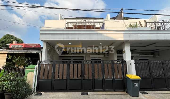 Rumah Cantik, Bersih Nyaman dan Sangat Rapih dan Indah Semi Furnished 2 Lantai di Dalam Lingkungan Komplek Jatiasih Kota Bekasi