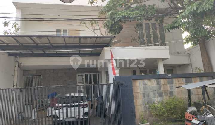 Rumah 2 Lantai Sangat Cantik dan di Lengkapi dengan Kolam Tenang untuk Keluarga di Darmo Permai Utara , Surabaya