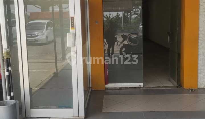 Ruko 3 Lantai Termasuk Lantai Basement dengan Lahan Parkir Luas