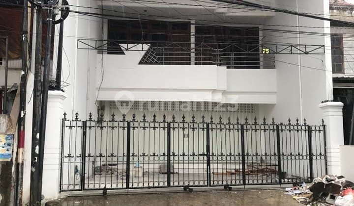 FOR RENT: 2-STORY SHOPHOUSE IN A BUSY COMMERCIAL AREA Bratang Gede, Wonokromo