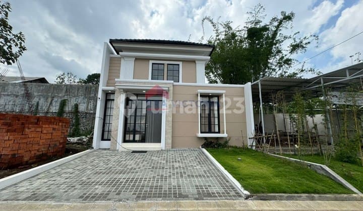 RUMAH JUAL LOKASI STRATEGIS DEKAT DENGAN PERUMAHAN BESAR DAN UNIVERSITAS