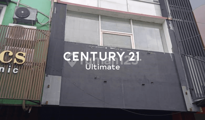 Cheap 3-Story Commercial Space for Rent in Malang City Center