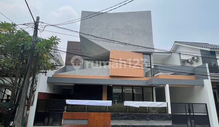 Rumah Ada Kolam Renang di Bintaro Sektor 9, Tangerang Selatan