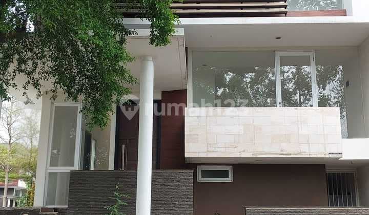 Rumah Bagus Hoek di Citra 8 Jakarta Barat