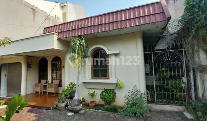 Rumah Klasik Luas 304M² di Kawasan Premium Pondok Indah - Jakarta Selatan