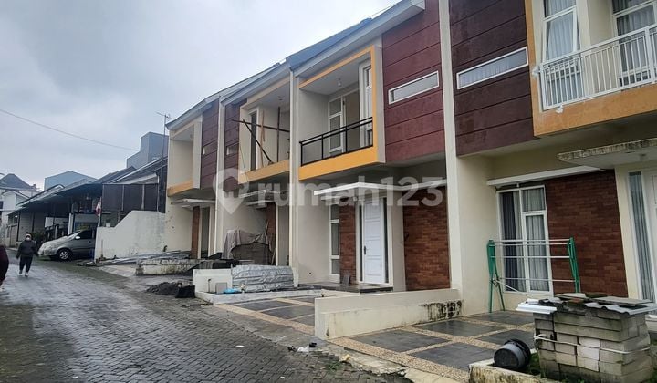 Villa Mewah Kota Batu Lokasi di Junrejo 5 Menit Jatim Park 3