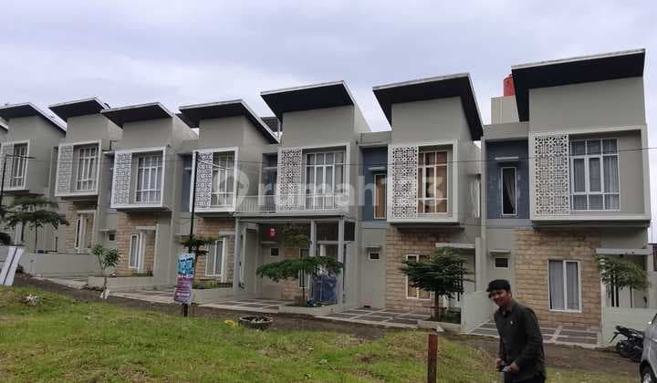 Villa Kota Batu 2 Lantai Lokasi di Depan Jatimpark