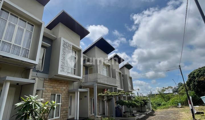 Villa Nyaman dan Eksklusif Full Furnish SHM Kota Batu