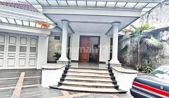 Rumah Mewah Furnished 2,5 Lantai di Kemanggisan, Jakarta Barat