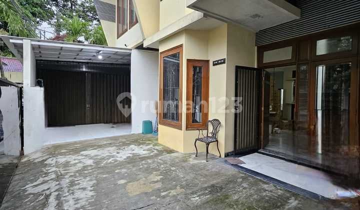Murah, Rumah Hunian 2Lt, Hoek, bisa Utk Kantor, Strategis
