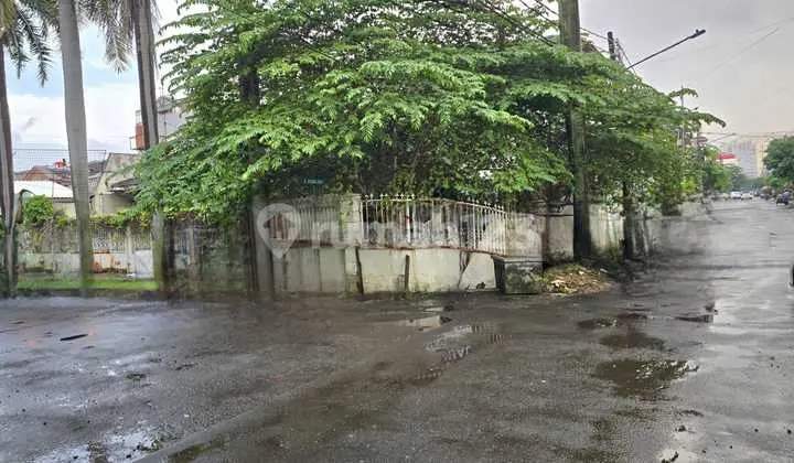Rumah Hoek, Lebar Jalan 3Mobil, Selatan & Barat