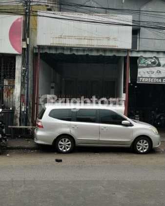 3-Story Ready-to-Use Shop House, Ideal for Investment, Suitable for Office or Culinary Business, Pharmacy, etc. in Bratang Gede
