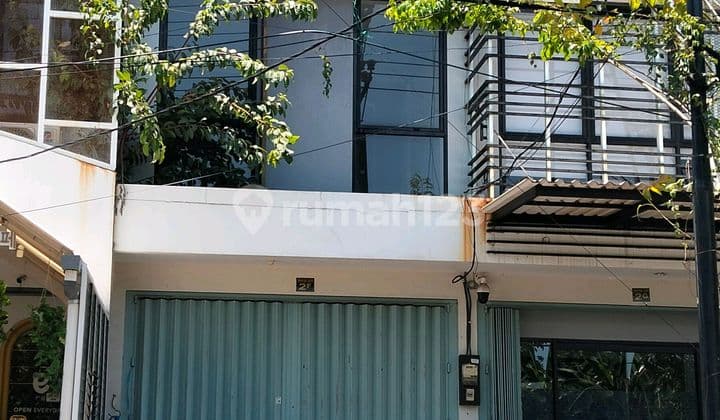 New 3-Story Shop House Ready to Use, Suitable for All Kinds of Business Investments in Manyar Jaya