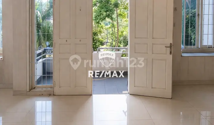 Rumah Siap Huni dengan Bangunan Luas, Cocok untuk Keluarga Besar di Kawasan Intercon yang Strategis