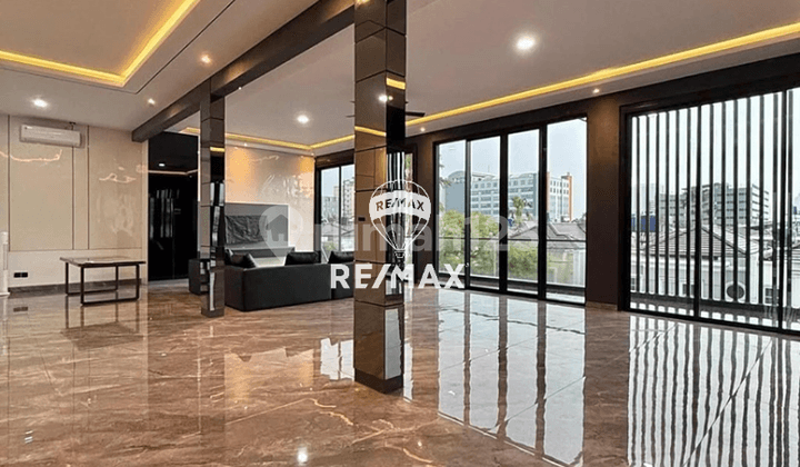 Rumah Mewah 3 Lantai Casa Goya Kebon Jeruk, LB 600 M², Siap Huni, Jakarta Barat
