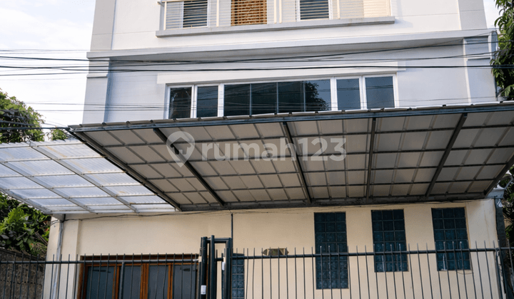 Ruko Mangga Besar Strategis - 3,5 Lantai Hook, 3 Menit ke Jalan Raya.