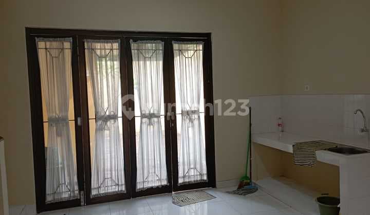 Rumah Strategis Di Graha Raya