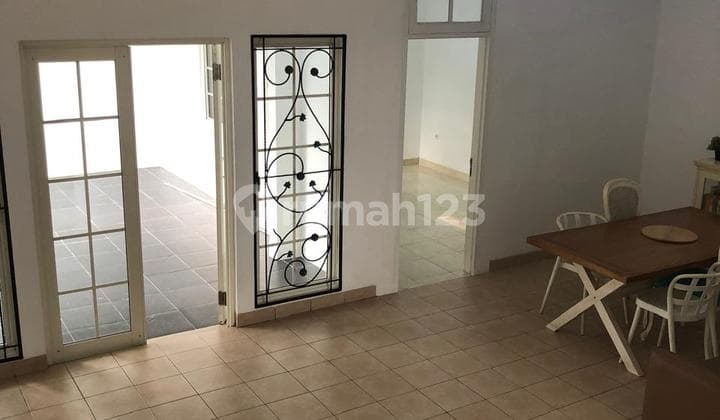 Rumah Hook Dengan Kolam Renang Pribadi di Sentul City - SHM