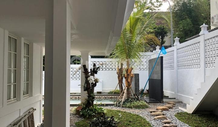 Rumah Hook Dengan Kolam Renang Pribadi di Sentul City - SHM