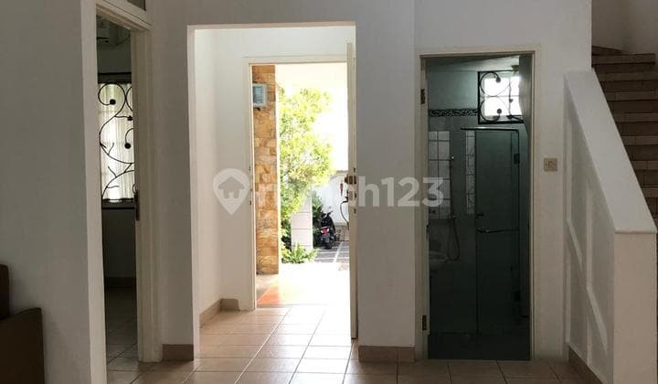 Rumah Hook Dengan Kolam Renang Pribadi di Sentul City - SHM