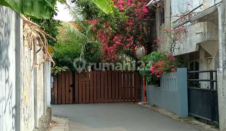 Rumah Asri di Jl H Usman Rempoa Tangerang Selatan