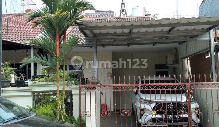Rumah Lama di Jl Trapesium Taman Kedoya Permai Jakarta Barat