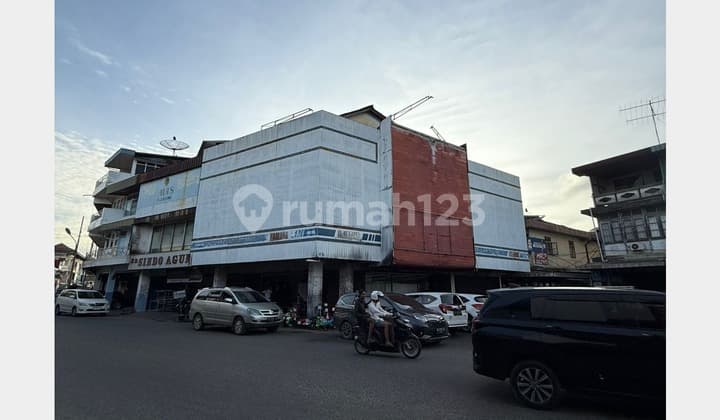 Ruko Hook 3,5 Lantai di Tengah Kota Singkawang