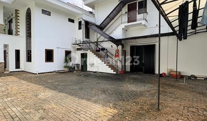 For Rent House by the Road Suitable for Office