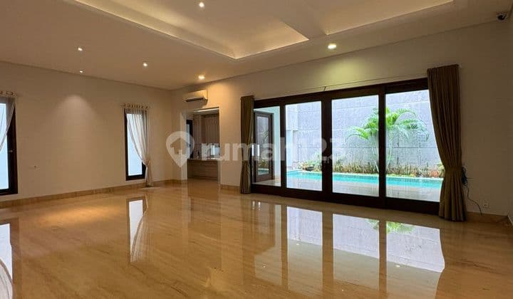 For Rent: Luxury 2.5-Story House Ready to Occupy