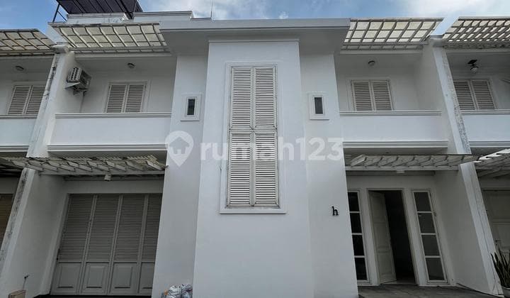 Disewakan Rumah Mewah 2 Lantai di Dalam Cluster
