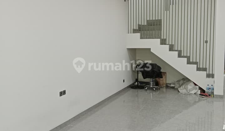 Jalan Kaki Hanya 5 Menit Ke Pondok Indah Mall 2 Di Area Pondok Indah, Jakarta Selatan.