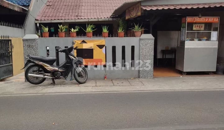 Rumah Petukangan Utara Pinggir Jalan