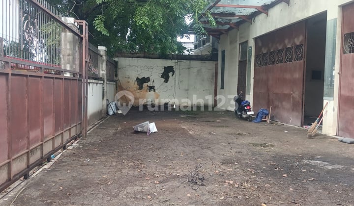 Rumah Sekaligus Tempat Usaha Luas Tanah 576M2 dan Luas Bangunan 517M2