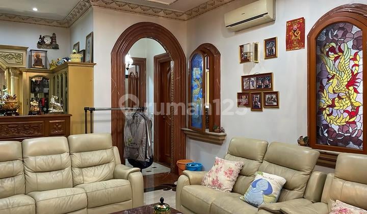 Rumah Mewah Klasik Bangunan Kokoh Siap Huni