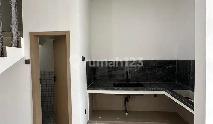 House in Jagakarsa with Strategic Roadside Location