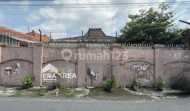 Rumah Dijual Kuno Terawat Dekat Singosaren Plaza Solo