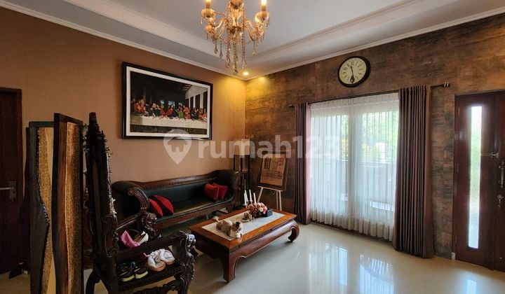 Rumah Mewah Hook Dekat RS Dr Oen di Solo Baru