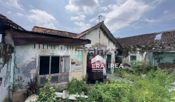 Land for Sale with Building Bonus in Serengan Solo, Near Pasar Kembang