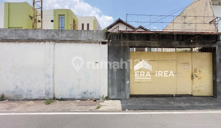 For Sale House with Bonus Business Space Near Balapan Solo Station