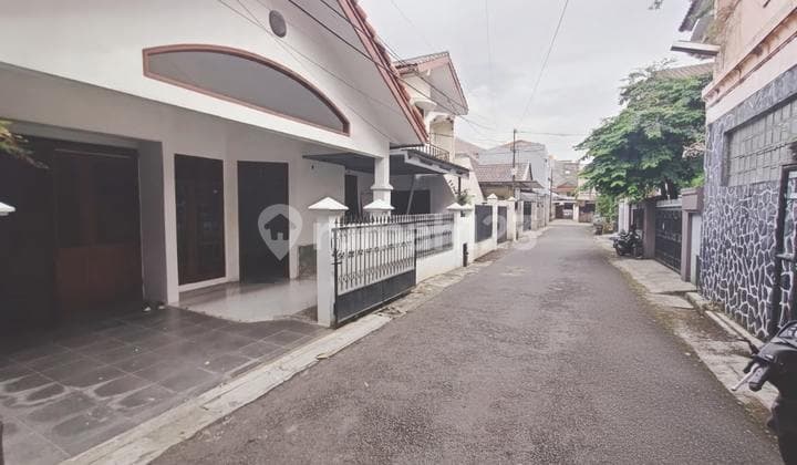 Ready-to-Live House in West Tebet with Access for 2 Cars in a Comfortable Neighborhood