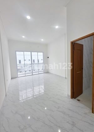 Rumah baru 3 lt dgn Roof top dkt kampus, mall di Tanjung Duren. 16213Bs
