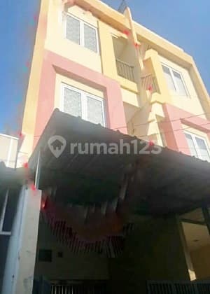 Flood-free house, strategically located in Jelambar, West Jakarta. 13406