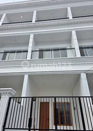 Rumah baru 3 lt dgn Roof top dkt kampus, mall di Tanjung Duren. 16213Cs